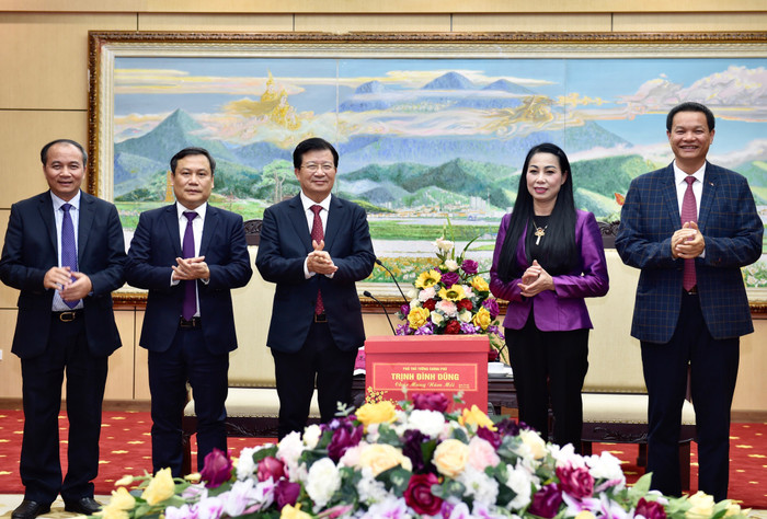 Phó Thủ tướng thăm, chúc Tết Thường trực Tỉnh uỷ, Uỷ ban Nhân dân, Hội đồng Nhân dân tỉnh Vĩnh Phúc. Ảnh: VGP/Nhật Bắc Phó Thủ tướng thăm, chúc Tết Thường trực Tỉnh uỷ, Uỷ ban Nhân dân, Hội đồng Nhân dân tỉnh Vĩnh Phúc. Ảnh: VGP/Nhật Bắc