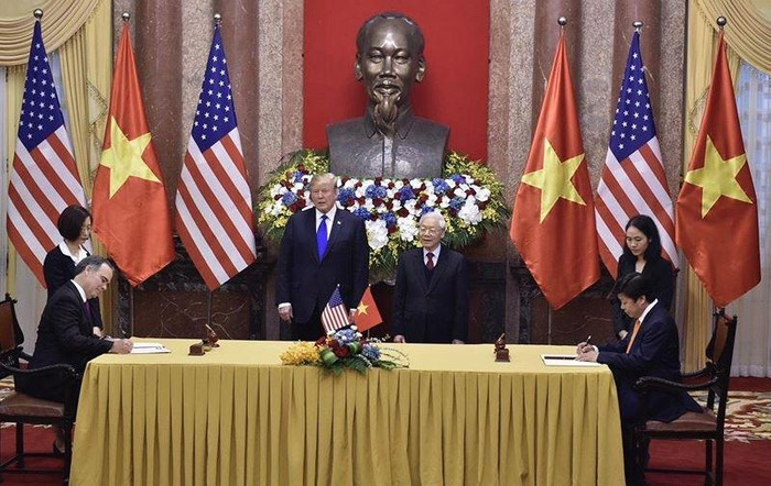 Phó Chủ tịch Hội đồng Quản trị Vietjet - ông Nguyễn Thanh Hùng và Giám đốc điều hành kiêm Phó Chủ tịch thường trực tập đoàn GE Allen Paxson ký kết thỏa thuận bảo dưỡng động cơ.