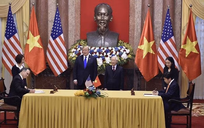 Phó Chủ tịch Hội đồng Quản trị Vietjet - ông Nguyễn Thanh Hùng và Giám đốc điều hành kiêm Phó Chủ tịch thường trực tập đoàn GE Allen Paxson ký kết thỏa thuận bảo dưỡng động cơ.