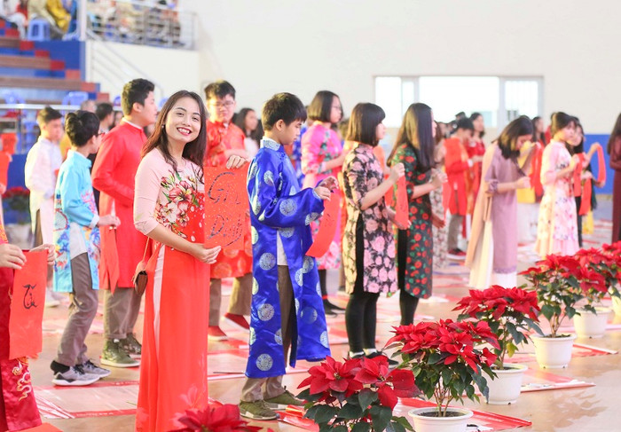 Trường Việt-Úc Hà Nội đã tổ chức khai bút đầu năm với sự tham gia của hơn 1000 "ông đồ"