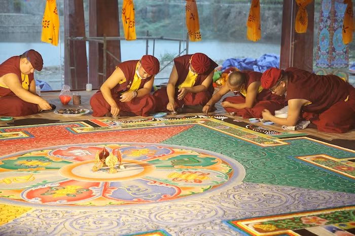 Các Lama - cao tăng Ấn Độ kiến lập Mandala Phật Quan Âm bằng các loại đá quý Các Lama - cao tăng Ấn Độ kiến lập Mandala Phật Quan Âm bằng các loại đá quý