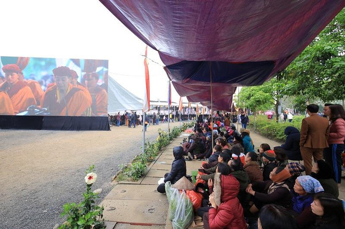 Màn hình led cỡ lớn được lắp đặt phái bên ngoài khu vực đại lễ để cho người dân thuận tiện theo dõi quá trình Pháp hội diễn ra. Năm nay, ngoài 1 màn hình led cỡ lớn được lắp đặt phía ngoài khu lễ chính, ban tổ chức có lắp thêm 4 màn hình led cỡ vừa. Trong đó 2 chiếc đặt ở 2 bên cánh sân khấu và 2 chiếc khác được đặt trên 2 tầng của đại bảo tháp Mandala.