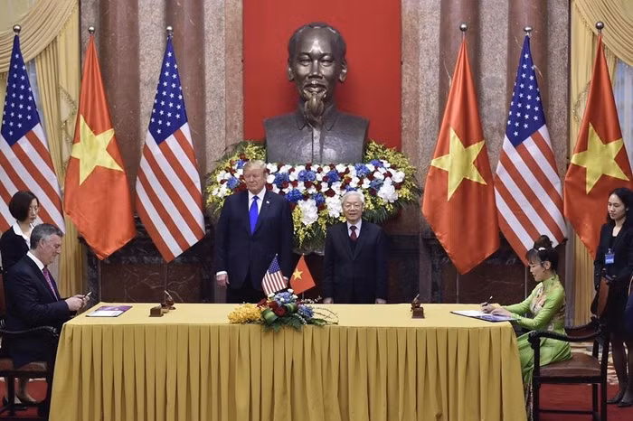 Tổng Bí thư, Chủ tịch nước Nguyễn Phú Trọng và Tổng thống Donald Trump chứng kiến lễ ký kết. ảnh: MA.