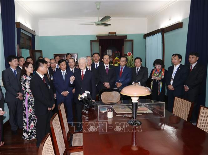 Tổng Bí thư, Chủ tịch nước Nguyễn Phú Trọng nói chuyện với cán bộ, nhân viên Khu di tích Chủ tịch Hồ Chí Minh ở Phủ Chủ tịch. Tổng Bí thư, Chủ tịch nước Nguyễn Phú Trọng nói chuyện với cán bộ, nhân viên Khu di tích Chủ tịch Hồ Chí Minh ở Phủ Chủ tịch.