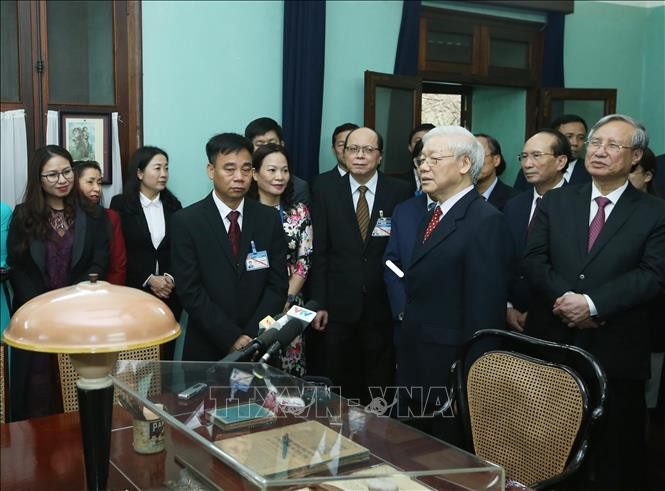Tổng Bí thư, Chủ tịch nước Nguyễn Phú Trọng thăm hỏi, chúc Tết cán bộ, nhân viên Khu di tích Chủ tịch Hồ Chí Minh, Phủ Chủ tịch. Tổng Bí thư, Chủ tịch nước Nguyễn Phú Trọng thăm hỏi, chúc Tết cán bộ, nhân viên Khu di tích Chủ tịch Hồ Chí Minh, Phủ Chủ tịch.
