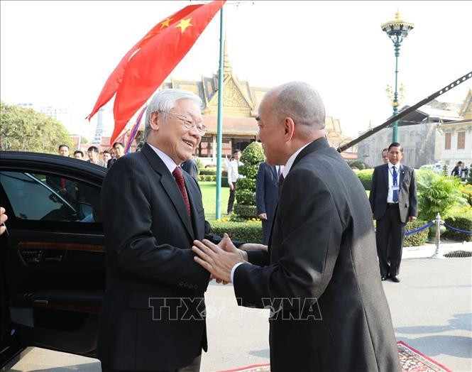 Quốc vương Campuchia Norodom Sihamoni đón Tổng Bí thư, Chủ tịch nước Nguyễn Phú Trọng. Ảnh TTXVN Quốc vương Campuchia Norodom Sihamoni đón Tổng Bí thư, Chủ tịch nước Nguyễn Phú Trọng. Ảnh TTXVN