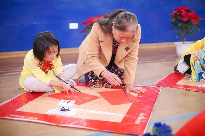 Rất đông các bậc phụ huynh đã tham gia khai bút cùng các con.