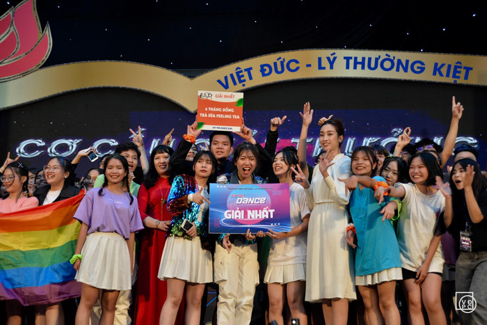 Kết thúc cuộc thi, giám khảo Hoa hậu Đỗ Mỹ Linh - Cựu học sinh Trường Trung học phổ thông Việt Đức đã lên trao tặng giải nhất cho đội thi Nhà 7- Sang đến từ các tập thể lớp 10D4, 11A5 và 12D2. Chúc mừng nhà 7 với phần thể hiện đầy ấn tượng đã giành được giải nhất trong cuộc thi HIT THE DANCE 2020. (Ảnh: NM) Kết thúc cuộc thi, giám khảo Hoa hậu Đỗ Mỹ Linh - Cựu học sinh Trường Trung học phổ thông Việt Đức đã lên trao tặng giải nhất cho đội thi Nhà 7- Sang đến từ các tập thể lớp 10D4, 11A5 và 12D2. Chúc mừng nhà 7 với phần thể hiện đầy ấn tượng đã giành được giải nhất trong cuộc thi HIT THE DANCE 2020. (Ảnh: NM)