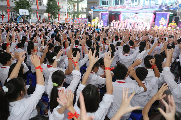 Học sinh phấn khởi, hân hoan trong ngày lễ kỷ niệm 10 năm thành lập trường. Học sinh phấn khởi, hân hoan trong ngày lễ kỷ niệm 10 năm thành lập trường.