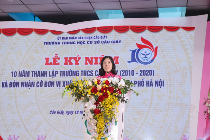 Bà Trần Thị Phương Hoa - Bí thư quận ủy quận Cầu Giấy phát biểu tại buổi lễ Bà Trần Thị Phương Hoa - Bí thư quận ủy quận Cầu Giấy phát biểu tại buổi lễ