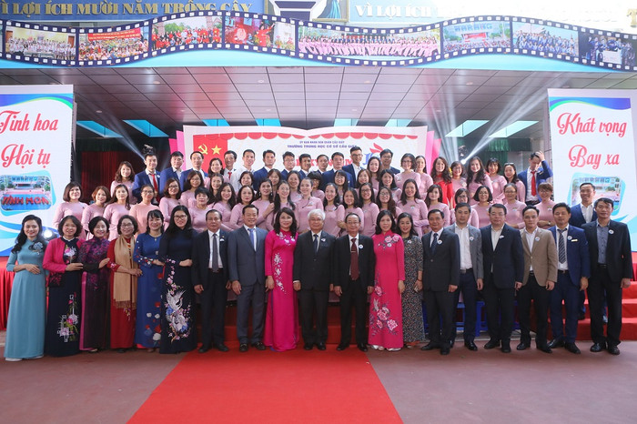 Các vị đại biểu và các thầy cô giáo lưu giữ những hình ảnh kỷ niệm tại buổi lễ Các vị đại biểu và các thầy cô giáo lưu giữ những hình ảnh kỷ niệm tại buổi lễ