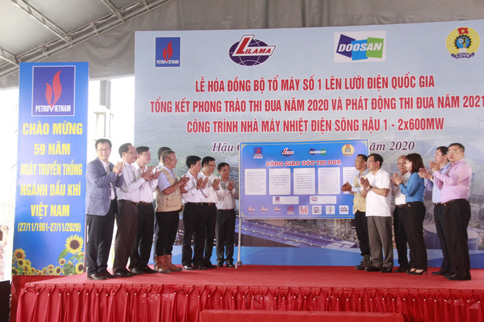 Các bên ký giao ước thi đua đưa công trình vào vận hành đúng tiến độ. Các bên ký giao ước thi đua đưa công trình vào vận hành đúng tiến độ.