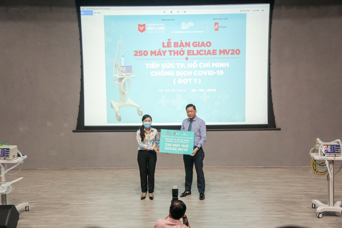 Tiến sĩ Nguyễn Cao Trí – Chủ tịch Hội đồng Trường Đại học Văn Lang bàn giao đợt 1 gồm 250 máy thở MV20 cho bà Phan Kiều Thanh Hương, Phó Chủ tịch Ủy ban Mặt trận Tổ quốc Việt Nam – Thành phố Hồ Chí Minh. Tiến sĩ Nguyễn Cao Trí – Chủ tịch Hội đồng Trường Đại học Văn Lang bàn giao đợt 1 gồm 250 máy thở MV20 cho bà Phan Kiều Thanh Hương, Phó Chủ tịch Ủy ban Mặt trận Tổ quốc Việt Nam – Thành phố Hồ Chí Minh.