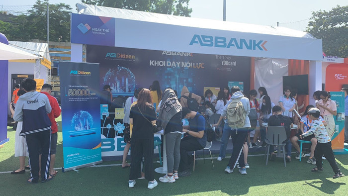 Gian hàng ABBANK thu hút nhiều bạn trẻ. Gian hàng ABBANK thu hút nhiều bạn trẻ.