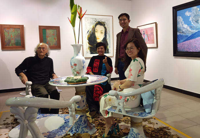 Triển lãm hướng tới kỉ niệm ngày Nhà giáo Việt Nam 20/11, là dịp để các thế hệ học trò tri ân thầy cô giáo (Ảnh: Phạm Minh) Triển lãm hướng tới kỉ niệm ngày Nhà giáo Việt Nam 20/11, là dịp để các thế hệ học trò tri ân thầy cô giáo (Ảnh: Phạm Minh)