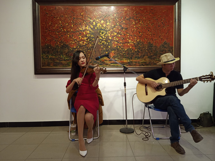 Không gian ấm cúng tại buổi bế mạc Triển lãm là nơi sẻ chia, lan tỏa tình yêu nghệ thuật của những giảng viên, kiến trúc sư của Trường Đại học Kiến trúc Hà Nội (Ảnh: Phạm Minh) Không gian ấm cúng tại buổi bế mạc Triển lãm là nơi sẻ chia, lan tỏa tình yêu nghệ thuật của những giảng viên, kiến trúc sư của Trường Đại học Kiến trúc Hà Nội (Ảnh: Phạm Minh)