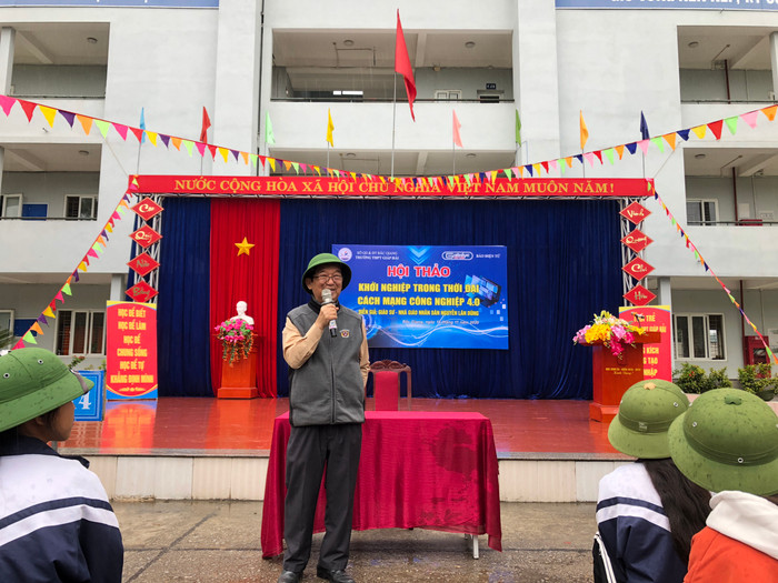 Nhà giáo Nhân dân - Giáo sư Nguyễn Lân Dũng chia sẻ cùng học sinh về Khởi nghiệp trong thời đại cách mạng công nghiệp 4.0. (Ảnh: Trung Dũng) Nhà giáo Nhân dân - Giáo sư Nguyễn Lân Dũng chia sẻ cùng học sinh về Khởi nghiệp trong thời đại cách mạng công nghiệp 4.0. (Ảnh: Trung Dũng)