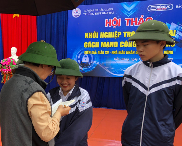 Giáo sư Nguyễn Lân Dũng ký tặng sách cho các em học sinh (Ảnh: Trung Dũng) Giáo sư Nguyễn Lân Dũng ký tặng sách cho các em học sinh (Ảnh: Trung Dũng)