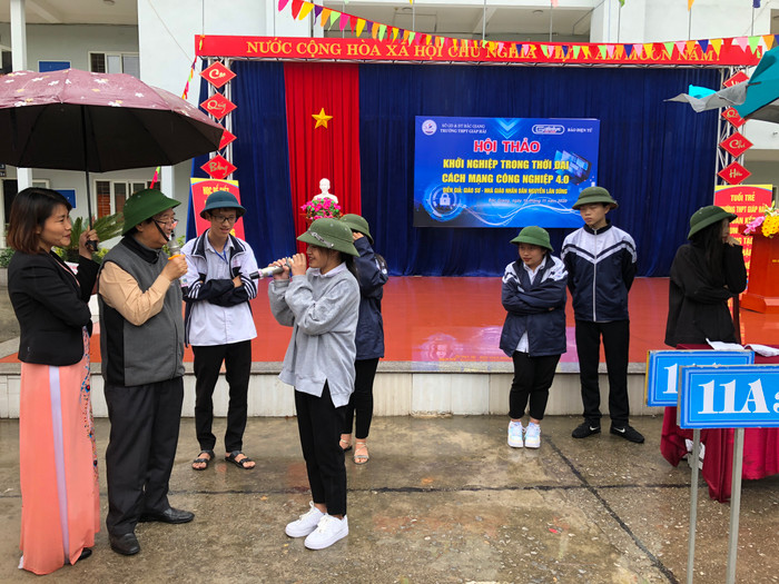 Học sinh vui vẻ giao lưu và chia sẻ cùng Giáo sư Nguyễn Lân Dũng tại hội thảo (Ảnh: Trung Dũng) Học sinh vui vẻ giao lưu và chia sẻ cùng Giáo sư Nguyễn Lân Dũng tại hội thảo (Ảnh: Trung Dũng)