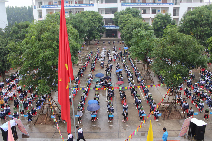 Hơn 1000 học sinh Trường Trung học phổ thông Giáp Hải tham gia buổi hội thảo. Hơn 1000 học sinh Trường Trung học phổ thông Giáp Hải tham gia buổi hội thảo.