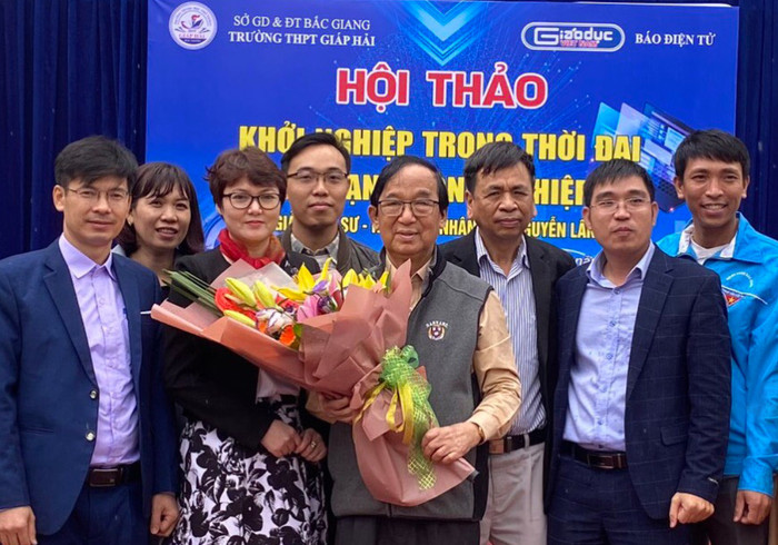 Giáo sư Nguyễn Lân Dũng chụp ảnh lưu niệm cùng thầy cô giáo Trường Trung học phổ thông Giáp Hải (Ảnh: Trung Dũng) Giáo sư Nguyễn Lân Dũng chụp ảnh lưu niệm cùng thầy cô giáo Trường Trung học phổ thông Giáp Hải (Ảnh: Trung Dũng)