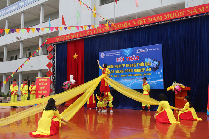 Chương trình tiết mục văn nghệ của học sinh mở đầu buổi hội thảo (Ảnh: Trung Dũng) Chương trình tiết mục văn nghệ của học sinh mở đầu buổi hội thảo (Ảnh: Trung Dũng)