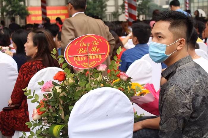 Người nhà của học viên đến từ rất sớm để tặng hoa chúc mừng. (Ảnh: Trung Dũng)