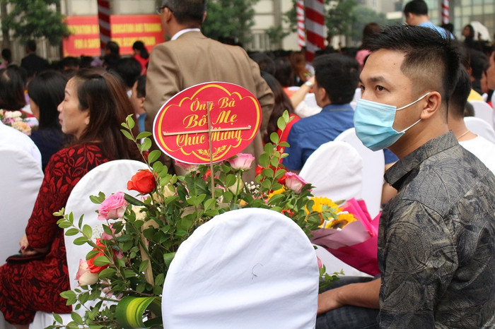 Người nhà của học viên đến từ rất sớm để tặng hoa chúc mừng. (Ảnh: Trung Dũng) Người nhà của học viên đến từ rất sớm để tặng hoa chúc mừng. (Ảnh: Trung Dũng)