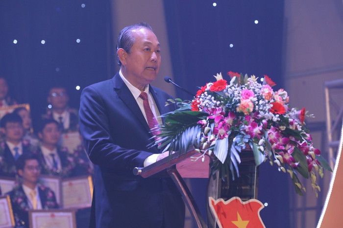 Phó Thủ tướng Thường trực Trương Hòa Bình mong rằng các thầy giáo, cô giáo luôn là những người định hướng, dẫn dắt, truyền thụ, đồng hành và luôn dành cả tấm lòng vì các em học sinh. Ảnh: VGP/Lê Sơn Phó Thủ tướng Thường trực Trương Hòa Bình mong rằng các thầy giáo, cô giáo luôn là những người định hướng, dẫn dắt, truyền thụ, đồng hành và luôn dành cả tấm lòng vì các em học sinh. Ảnh: VGP/Lê Sơn