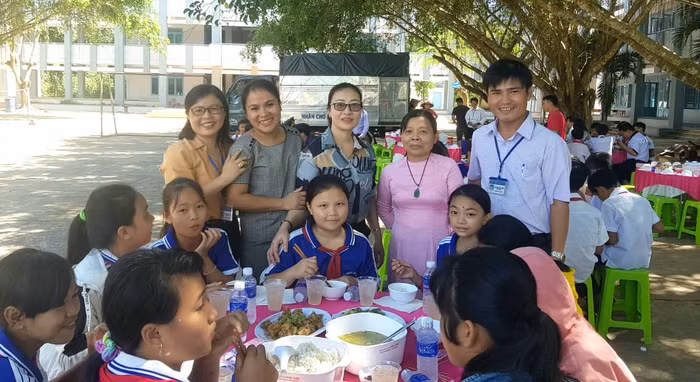 Thầy Nguyễn Văn Cường đứng bên cô Đặng Thị Nga người khởi xướng “Bữa cơm tình thầy trò” lần thứ 9. (Ảnh do tác giả cung cấp)