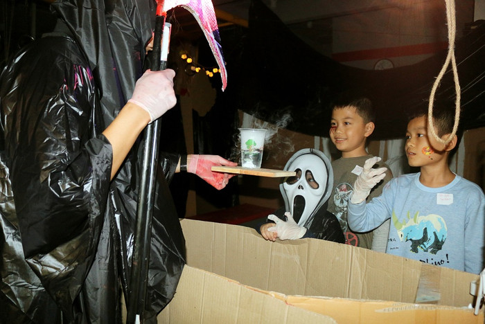 Các nhà thám hiểm nhí khám phá làn khói huyền bí. Các nhà thám hiểm nhí khám phá làn khói huyền bí.