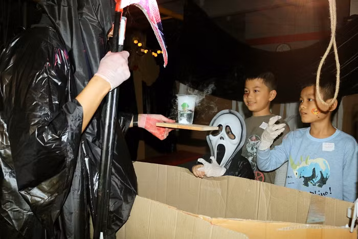 Các nhà thám hiểm nhí khám phá làn khói huyền bí.