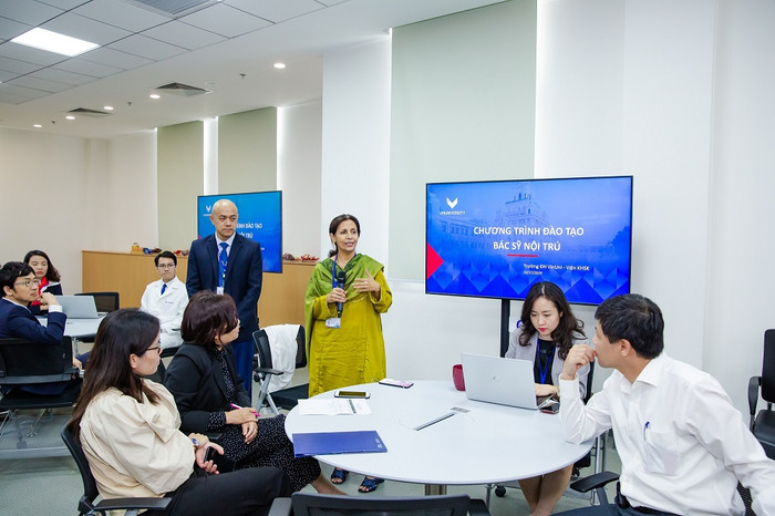 Đại diện lãnh đạo Viện Khoa học sức khỏe (Trường Đại học VinUni) giới thiệu về chương trình đào tạo Bác sỹ nội trú trong ngày khai giảng.