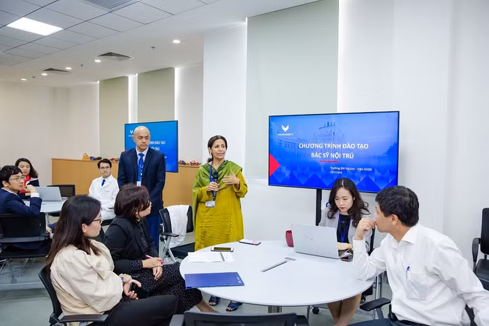 Đại diện lãnh đạo Viện Khoa học sức khỏe (Trường Đại học VinUni) giới thiệu về chương trình đào tạo Bác sỹ nội trú trong ngày khai giảng.