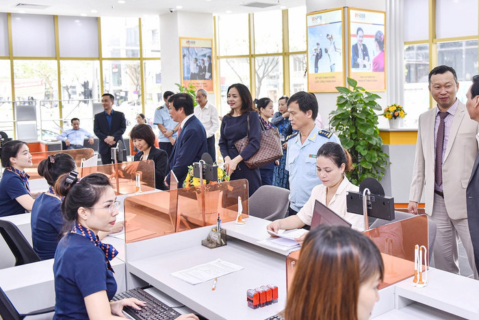 Việc triển khai quyết liệt tại lần lượt các địa bàn lớn trên cả nước là hành động cụ thể hóa cam kết hoàn thiện mạng lưới phối hợp thu ngân sách nhà nước giữa SHB và Kho bạc Nhà nước trên địa bàn toàn quốc, hướng tới mục tiêu cải cách hành chính Việc triển khai quyết liệt tại lần lượt các địa bàn lớn trên cả nước là hành động cụ thể hóa cam kết hoàn thiện mạng lưới phối hợp thu ngân sách nhà nước giữa SHB và Kho bạc Nhà nước trên địa bàn toàn quốc, hướng tới mục tiêu cải cách hành chính