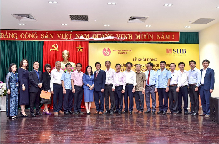 Đại diện Kho bạc Nhà nước Thành phố Đà Nẵng và SHB chụp ảnh kỷ niệm tại Lễ khởi động Dự án thu ngân sách nhà nước và thanh toán song phương điện tử trên địa bàn thành phố Đại diện Kho bạc Nhà nước Thành phố Đà Nẵng và SHB chụp ảnh kỷ niệm tại Lễ khởi động Dự án thu ngân sách nhà nước và thanh toán song phương điện tử trên địa bàn thành phố