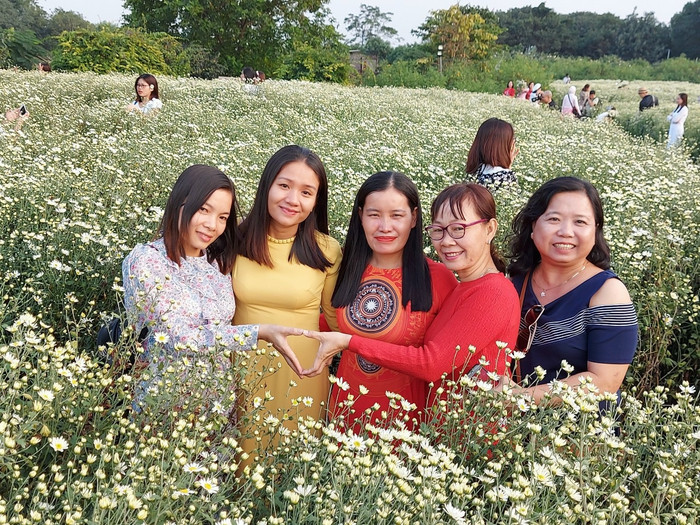 Cô Ngọc (bên phải) luôn chia sẻ tình yêu thương với học trò và những hoàn cảnh khó khăn trong cuộc sống. (Ảnh: Nhân vật cung cấp) Cô Ngọc (bên phải) luôn chia sẻ tình yêu thương với học trò và những hoàn cảnh khó khăn trong cuộc sống. (Ảnh: Nhân vật cung cấp)