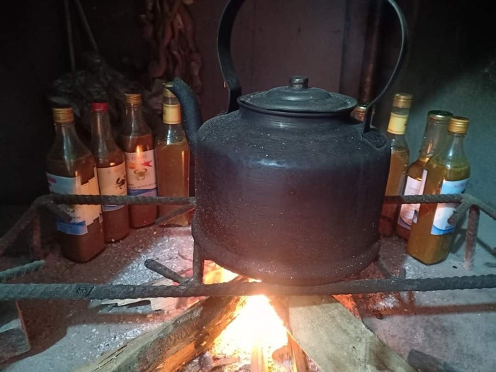 Sản phẩm được ủ bếp củi để tạo hương vị đặc trưng. (Ảnh: Nhà trường cung cấp)