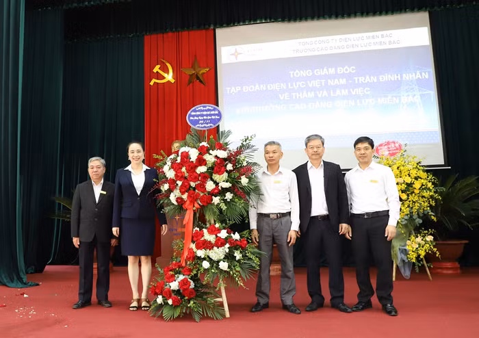 Tổng Giám đốc EVNNPC Đỗ Nguyệt Ánh tặng hoa chúc mừng các thầy, cô giáo trường Cao đẳng Điện lực miền Bắc nhân dịp kỷ niệm 38 năm ngày Nhà giáo Việt Nam (20/11/1982 – 20/11/2020).