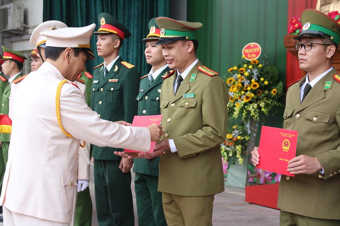 Hơn 800 học viên nhận bằng tốt nghiệp trong buổi lễ. (Ảnh: Trung Dũng) Hơn 800 học viên nhận bằng tốt nghiệp trong buổi lễ. (Ảnh: Trung Dũng)
