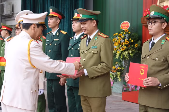 Hơn 800 học viên nhận bằng tốt nghiệp trong buổi lễ. (Ảnh: Trung Dũng)