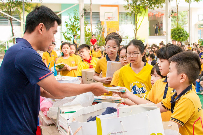 Nhiều sách vở, đồ dùng học tập đã được các em học sinh Everest quyên góp để gửi đến các bạn học sinh miền Trung. Ảnh: Nhà trường cung cấp Nhiều sách vở, đồ dùng học tập đã được các em học sinh Everest quyên góp để gửi đến các bạn học sinh miền Trung. Ảnh: Nhà trường cung cấp