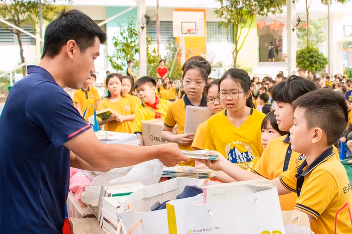 Nhiều sách vở, đồ dùng học tập đã được các em học sinh Everest quyên góp để gửi đến các bạn học sinh miền Trung. Ảnh: Nhà trường cung cấp