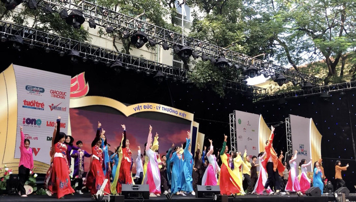 Tiết mục múa của nhà 11 với bản mashup đầy ấn tượng. (Ảnh: NM) Tiết mục múa của nhà 11 với bản mashup đầy ấn tượng. (Ảnh: NM)