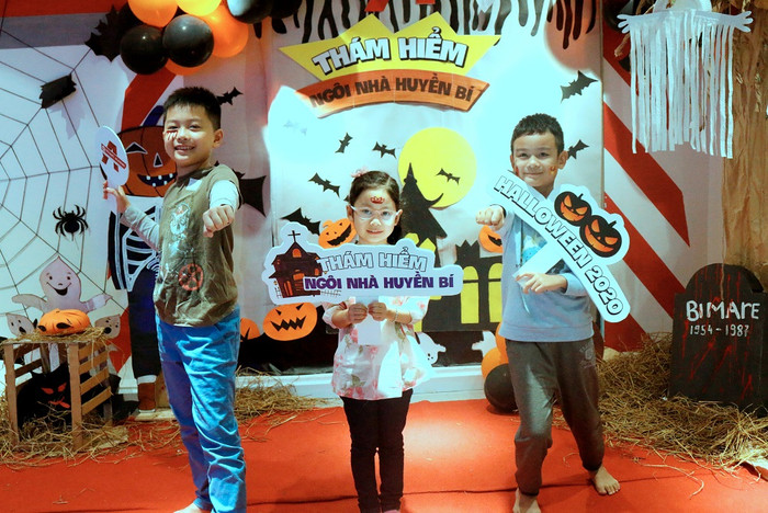 Các bạn nhỏ hào hứng với hành trình thám hiểm ngôi nhà huyền bí. Các bạn nhỏ hào hứng với hành trình thám hiểm ngôi nhà huyền bí.