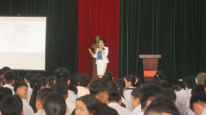 Tiến sĩ Ngô Thị Mỹ Hạnh – CEO NexEdu, Giảng viên Đại học Kinh tế Quốc dân định hướng nghề nghiệp cho học sinh Trường Trung học phổ thông Ngô Quyền, Thành phố Thái Nguyên.