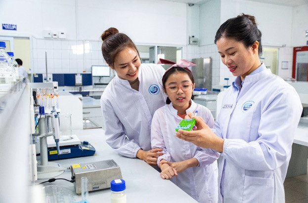 Nhân viên nữ của FrieslandCampina Việt Nam luôn được tạo động lực phát triển trong công việc và bản thân. Trong ảnh, chị Lê Thị Thoan (cầm viết), nhân viên phòng Quản lý chất lượng luôn có niềm đam mê với nghề hơn 10 năm. Nhân viên nữ của FrieslandCampina Việt Nam luôn được tạo động lực phát triển trong công việc và bản thân. Trong ảnh, chị Lê Thị Thoan (cầm viết), nhân viên phòng Quản lý chất lượng luôn có niềm đam mê với nghề hơn 10 năm.