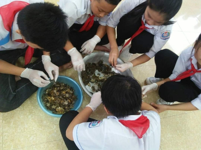 Quy trình thực hiện được các em làm thủ công. (Ảnh: Nhà trường cung cấp)