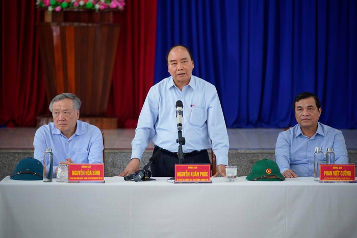 Thủ tướng yêu cầu địa phương tuyệt đối không để người dân thiếu đói, màn trời chiếu đất. Ảnh: VGP/Quang Hiếu