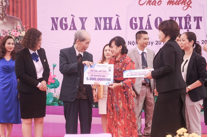 Chị Phạm Hải Anh (váy đỏ) phụ huynh học sinh lớp 11A3 Trường Trung học phổ thông Nguyễn Huệ - Bắc Từ Liêm – Hà Nội đại diện lớp trao số tiền đóng góp ủng hộ học sinh miền Trung. Chị Phạm Hải Anh (váy đỏ) phụ huynh học sinh lớp 11A3 Trường Trung học phổ thông Nguyễn Huệ - Bắc Từ Liêm – Hà Nội đại diện lớp trao số tiền đóng góp ủng hộ học sinh miền Trung.